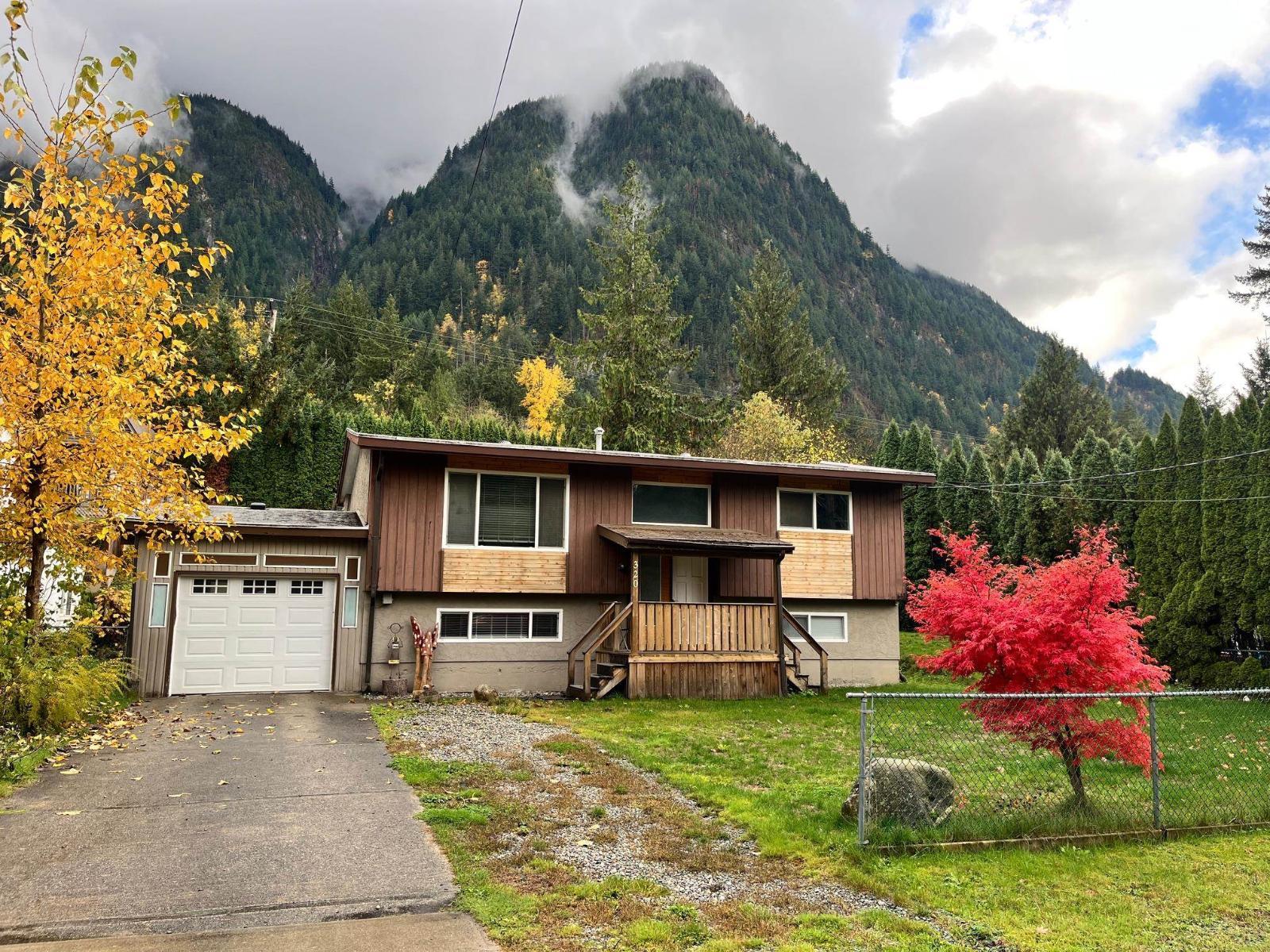 320 Robertson Crescent, Hope