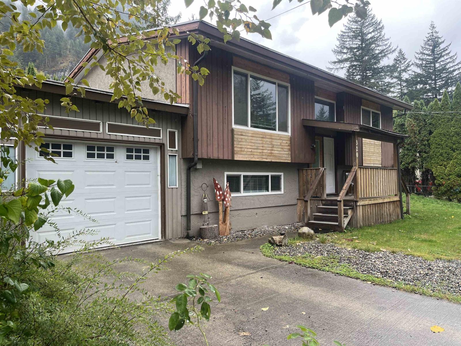 320 Robertson Crescent, Hope